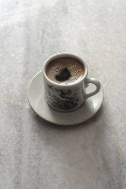 Mermer masa arka plan üzerinde kahve fincanı