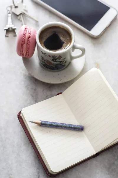 Tagebuch, Smartphone und Kaffeetasse auf einem Marmortisch. — Stockfoto