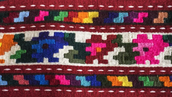 Kleurrijke Servische stijl deken oppervlakte en handgemaakte tapijt — Stockfoto
