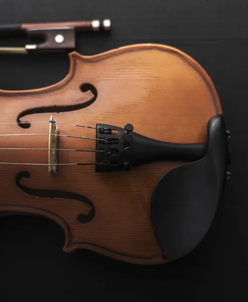 Старая скрипка с Боу — стоковое фото