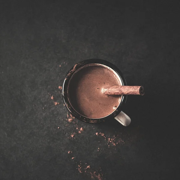 Taza vintage de cacao caliente con palitos de canela — Foto de Stock