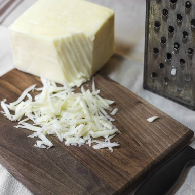 Rendelenmiş peynir rende ve bıçak