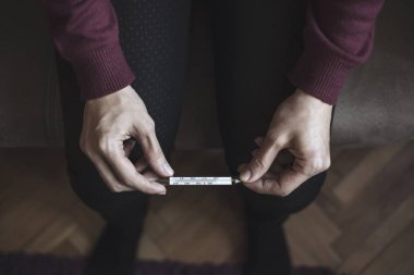 kadın holding termometre