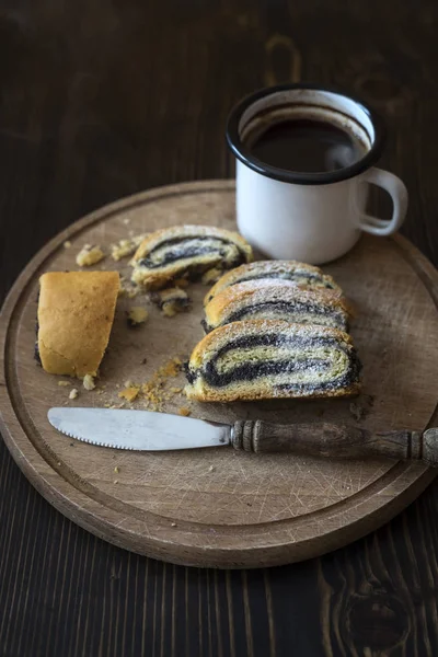 Hemmagjord vallmofrön kaka och kaffe — Stockfoto
