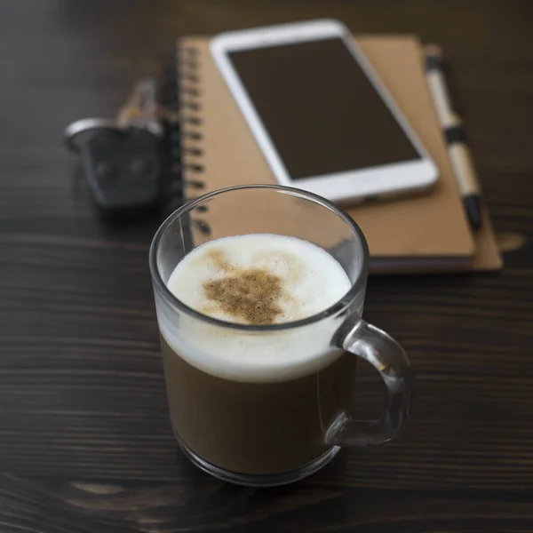 Taza de café, organizador y teléfono móvil en el escritorio — Foto de Stock