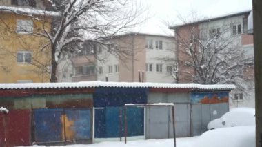 Önünde eski garaj düşen kar