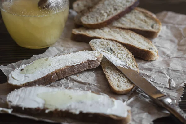 Skivor toast bröd med smör på träbord — Stockfoto