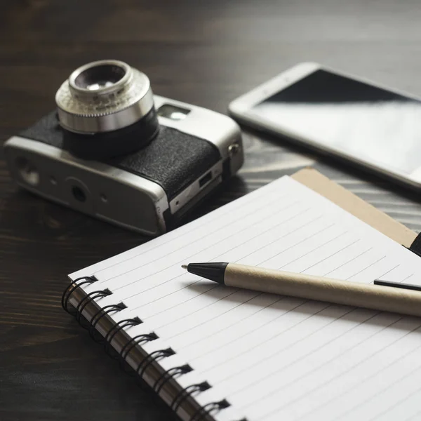 Retro-Kamera und verschiedene persönliche Gegenstände. — Stockfoto