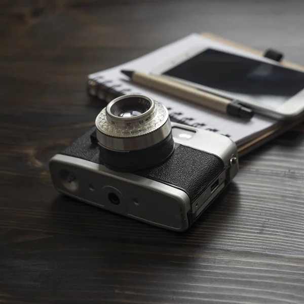 Retro-Kamera und verschiedene persönliche Gegenstände. — Stockfoto