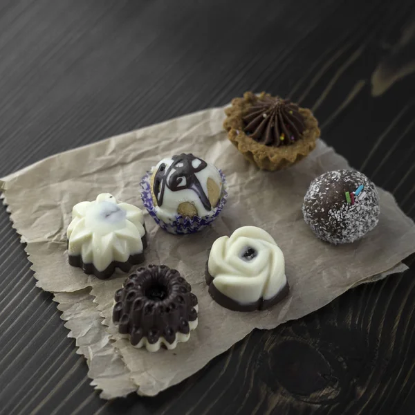 Verschillende soorten mooie gebak, kleine kleurrijke zoete cakes — Stockfoto