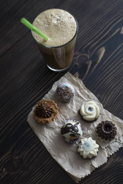 Káva a malé barevné sladké koláče — Stock fotografie