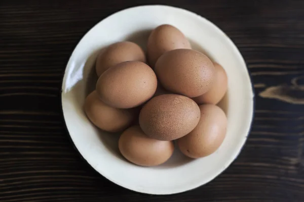 Świeże jaja organiczne na drewnianym stole — Zdjęcie stockowe