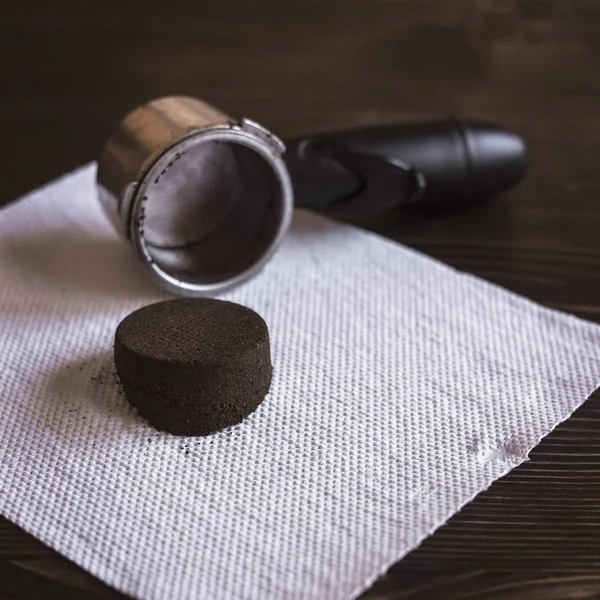 Cuchara de café espresso vacía y café usado — Foto de Stock