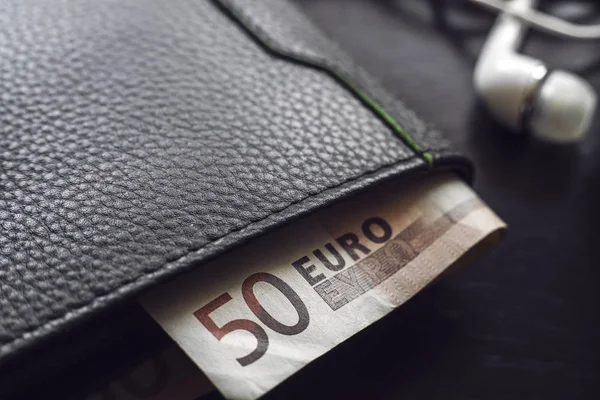 Plånbok med euron räkningar — Stockfoto