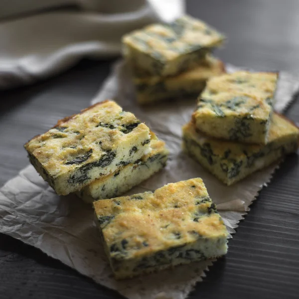 チーズとほうれん草の自家製パイ — ストック写真