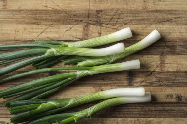 kesme tahtası üzerinde genç soğan