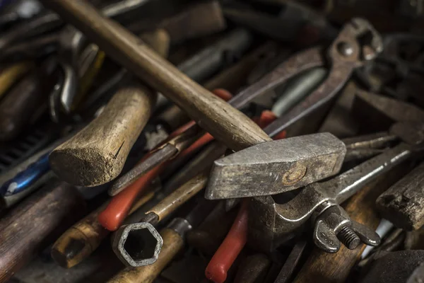 Smutsiga uppsättning handverktyg på en trä panel — Stockfoto