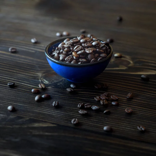 Bol bleu plein de grains de café — Photo