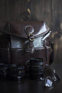 Erkekler rahat giysiler ile kahverengi kamera çantası ve aksesuarları 