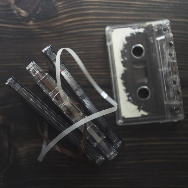 木製のテーブルの上のレトロなテープ カセット — ストック写真