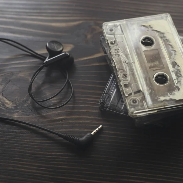 木製タブにイヤホンとレトロなテープ カセットのトップ ビュー ショット — ストック写真