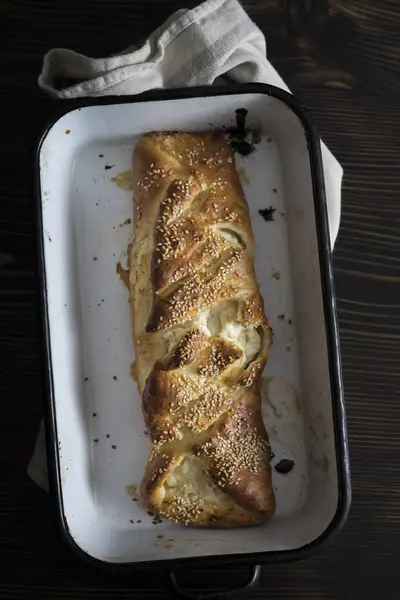 Delicioso pastelaria recém-assada cheia de queijo — Fotografia de Stock