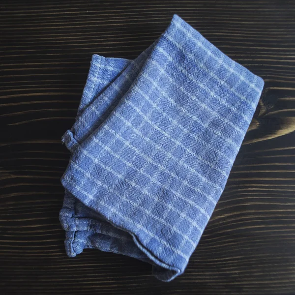 Blauwe en witte ingecheckte handdoek. — Stockfoto