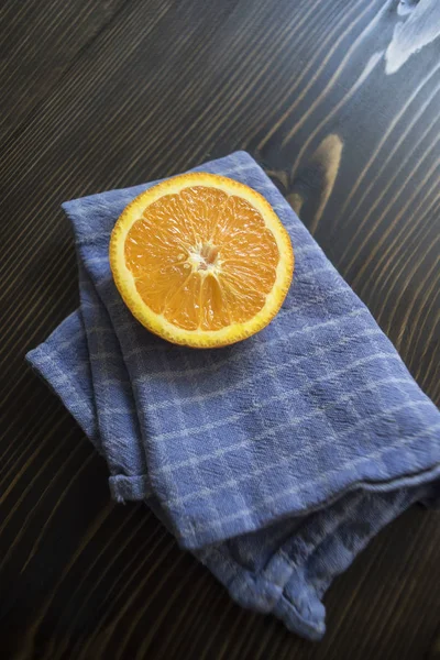 De oranje snij doormidden op een houten tafel. — Stockfoto