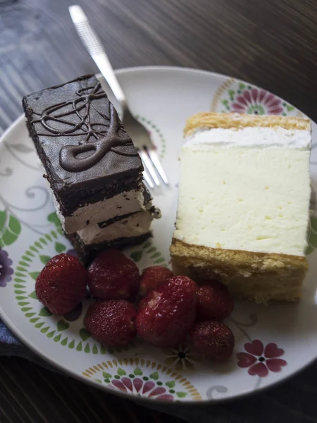 Fetta di torta al cioccolato sul piatto sul tavolo di legno — Foto Stock
