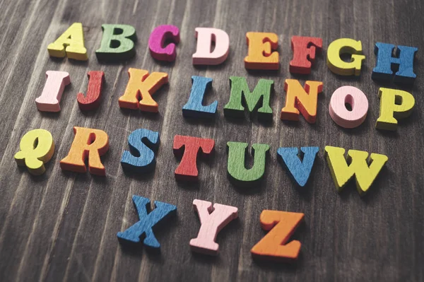 Trä alfabet bokstäver på trä bakgrund — Stockfoto