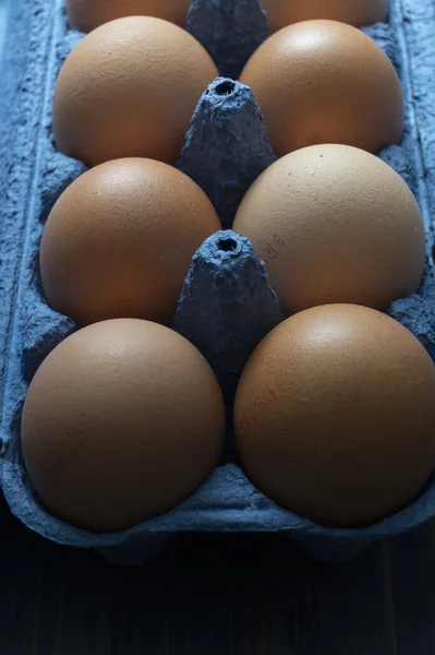 Органічні Коричневі Курячі Яйця Коробці Фоні Сільського Дерев Яного Столу — стокове фото