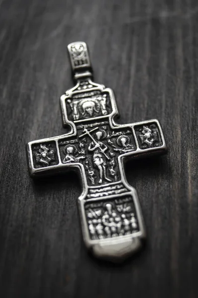 Pendentif Croix Sur Table Bois Gros Plan — Photo