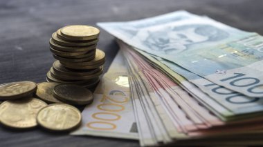 Sırp para dinarı, ahşap masadaki madeni para yığını, kapat