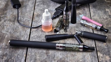 Eski tahta üzerinde sağlıklı sigara içmek için malzeme.