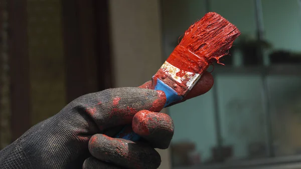 Mão Segurando Pincel Pintura Usado Tinta Vermelha — Fotografia de Stock