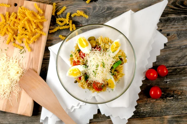 Fresh salad whith pasta and olives — ストック写真