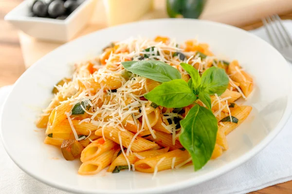 意大利面食蒙山蔬菜在盘子上 图库图片