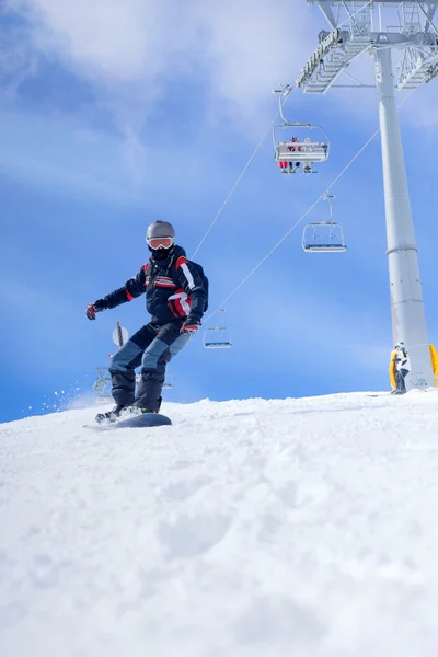 Ακραίο άθλημα, snowboarder σε δράση στις ορεινές — Φωτογραφία Αρχείου