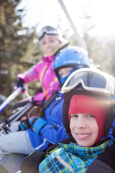 快乐家庭滑雪团队的乐趣，在美丽的山 — 图库照片