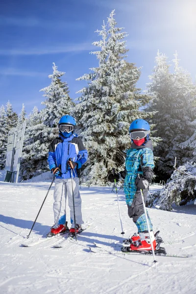 Lycklig familj ski team kul på vackra berg — Stockfoto