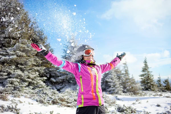Gelukkig skiër vrouw op berg — Stockfoto