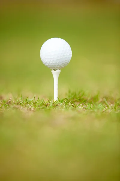 Golf ball on tee ready to be shot — Stock Photo, Image