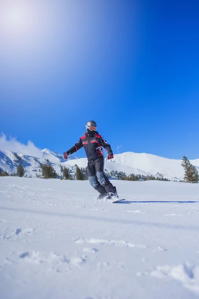 Sport ekstremalny, snowboardzista w akcji w górach — Zdjęcie stockowe