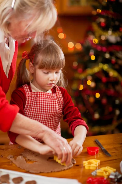 Tempo em família - Avó e netos fazendo cozinheiro de Natal — Fotografia de Stock