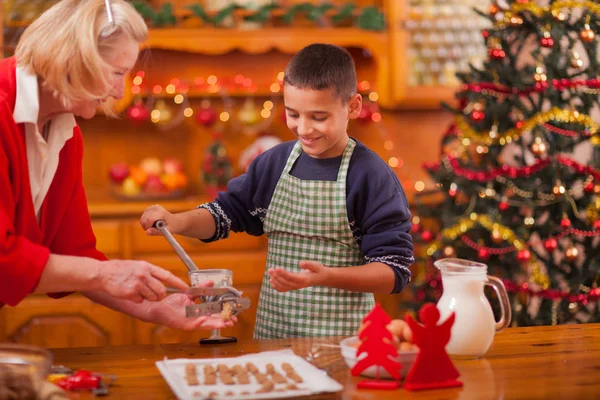 Tempo em família - Avó e netos fazendo cozinheiro de Natal — Fotografia de Stock