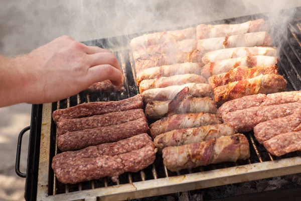 Różne pyszne grillowane mięso na węglu na grillu — Zdjęcie stockowe