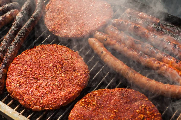 Válogatott finom grillezett hús a szénen egy barbecue — Stock Fotó