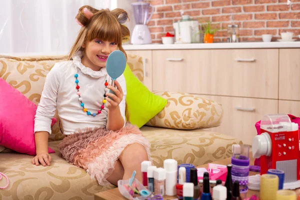 Meisje speelt met mom's make-up — Stockfoto