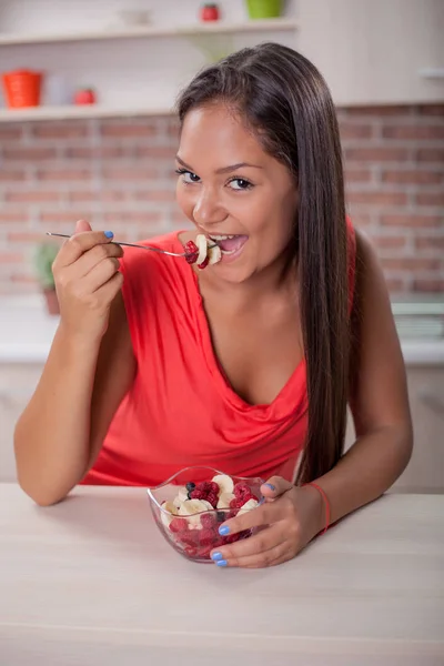 Bela jovem asiático mulheres comer frutas salada — Fotografia de Stock