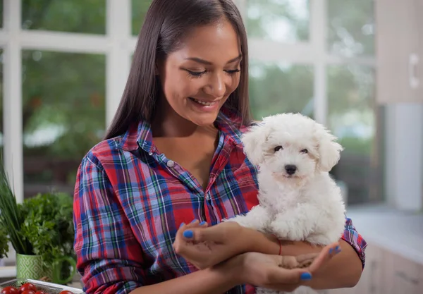 Giovane donna asiatica con cucciolo di cane Bichon in cucina — Foto Stock